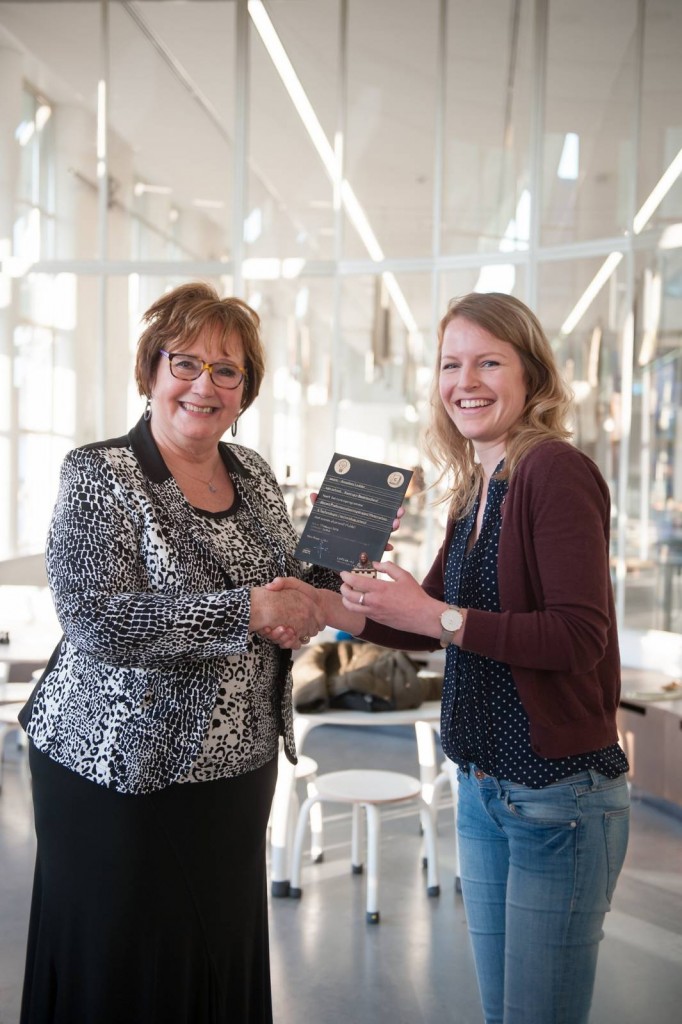 Wethouder Joke Reuwer-Verheij overhandigt het eerste certificaat aan juf Anneloes van de Koning Beatrixschool uit Papendrecht. Foto: Studio 305